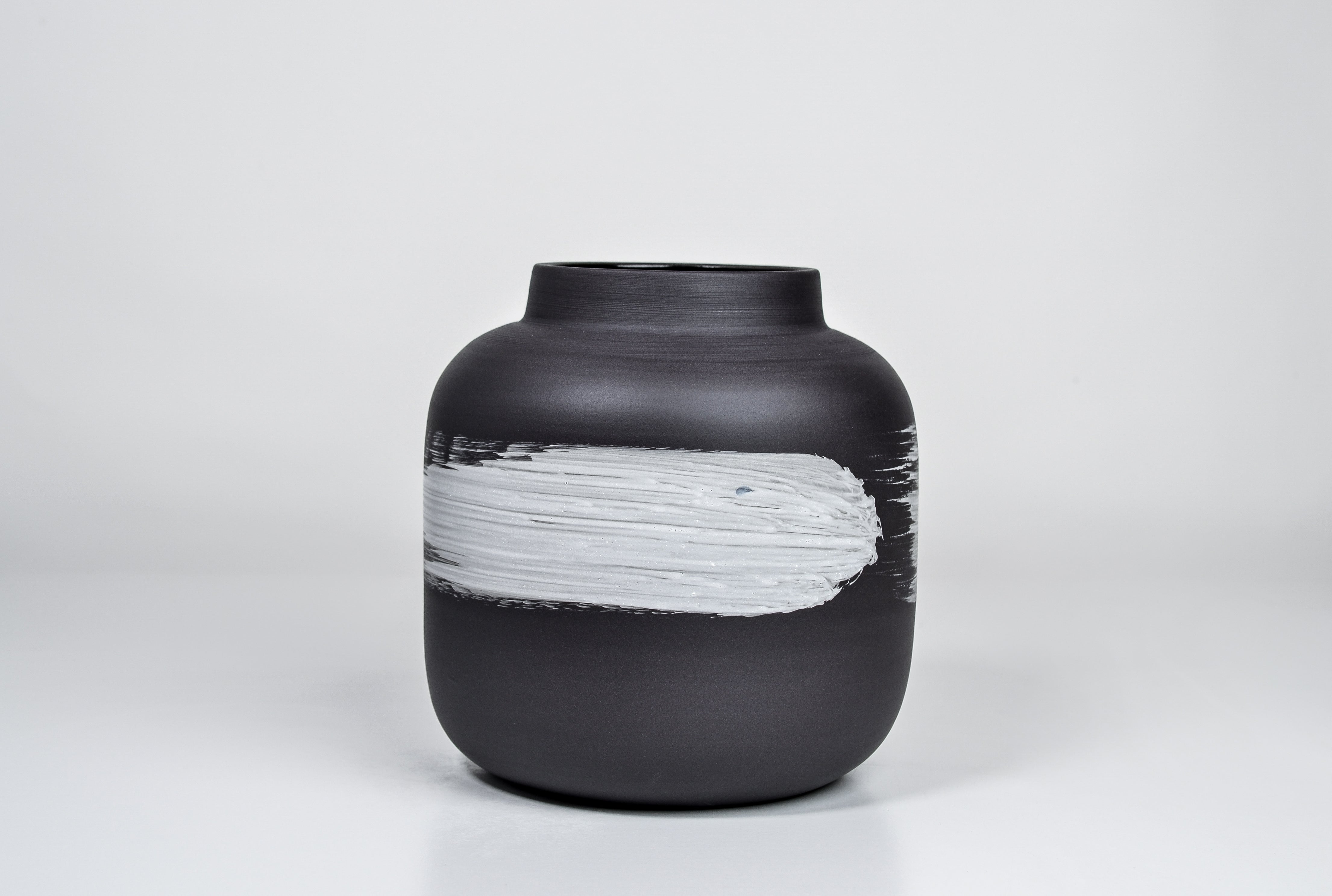 Simple vase, black porcelain with white line