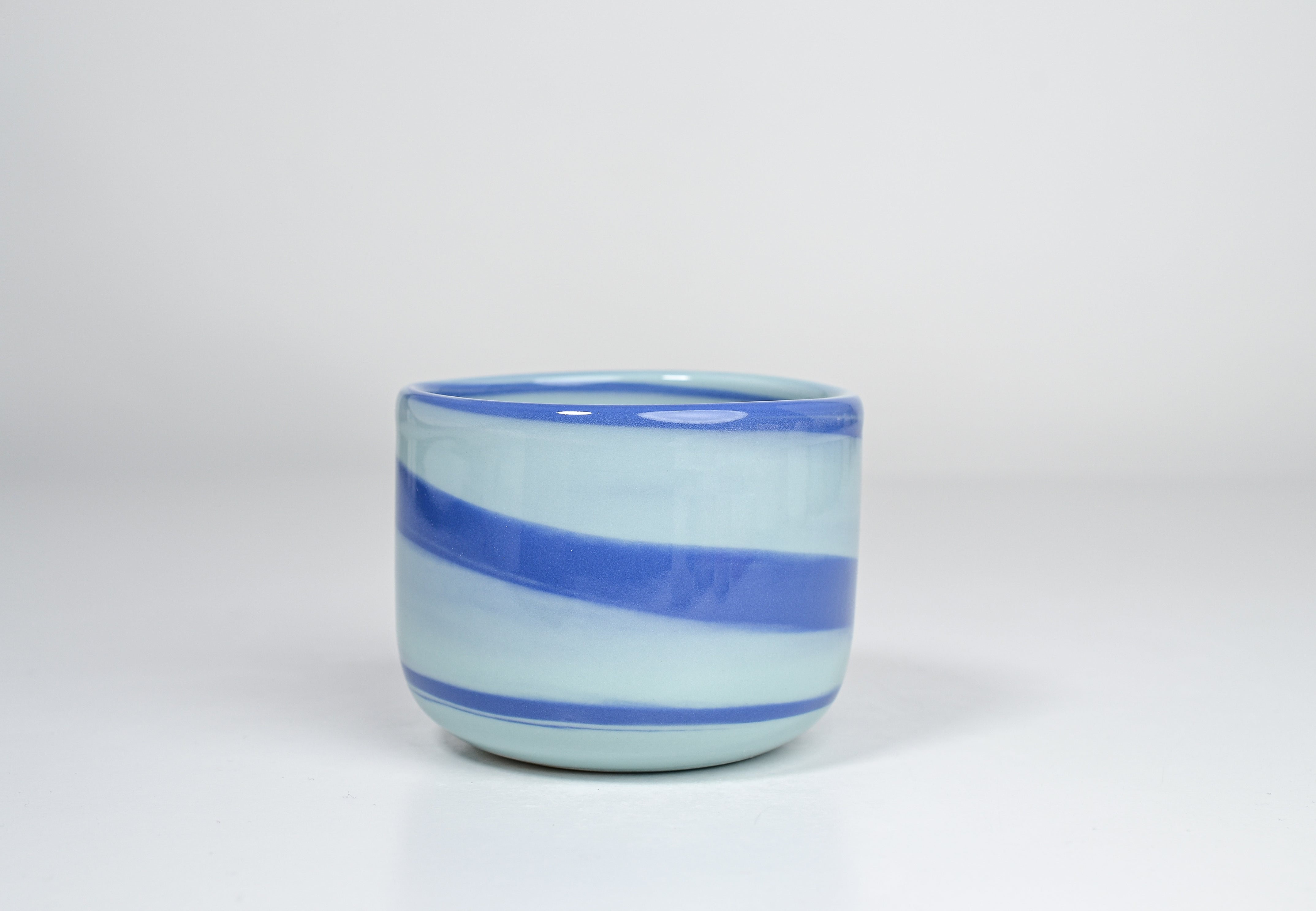 Let it flow. Porcelain cup. 180ml glossy version