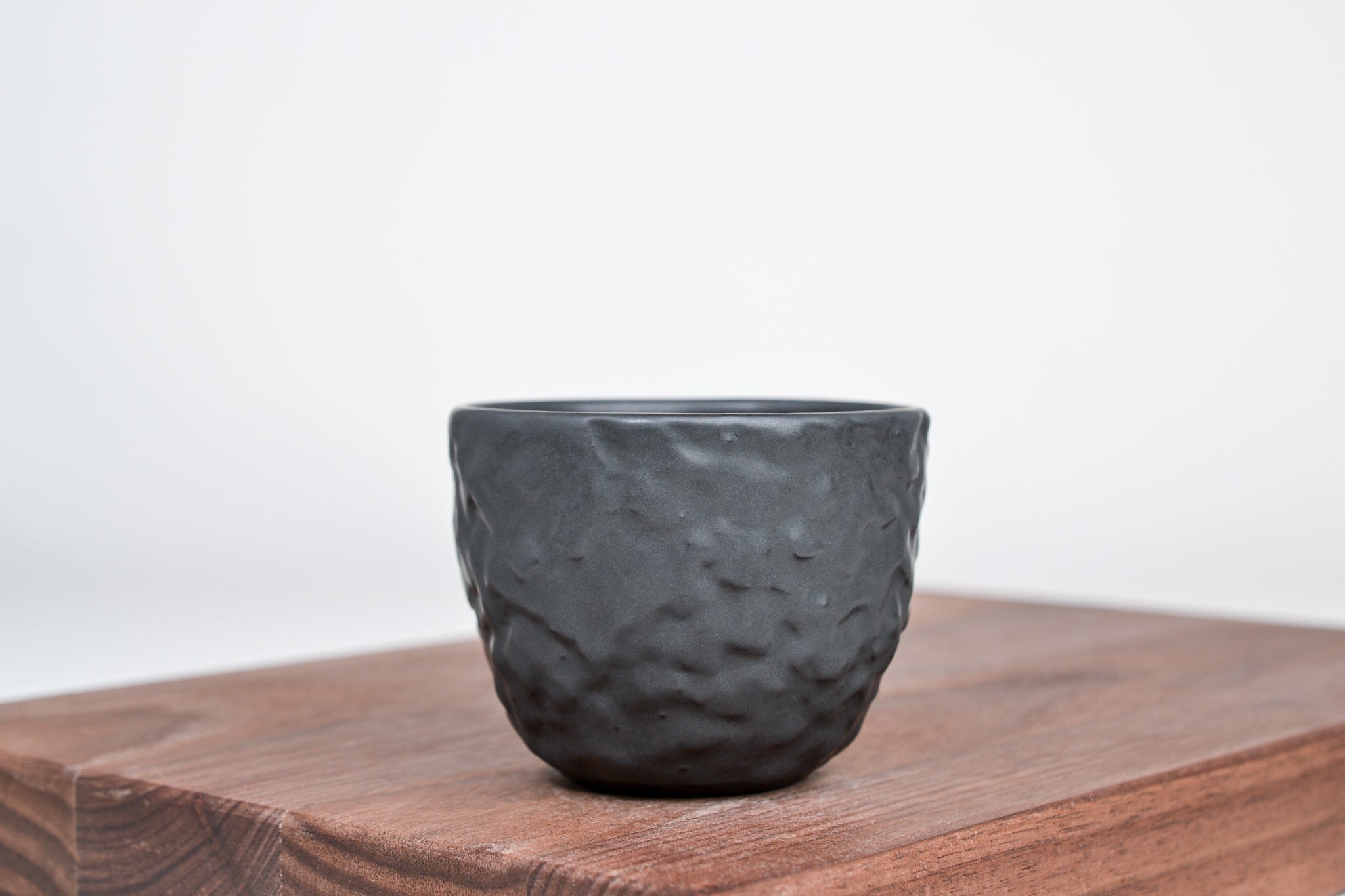 Strukturovaný kávový hrnek, matná černá