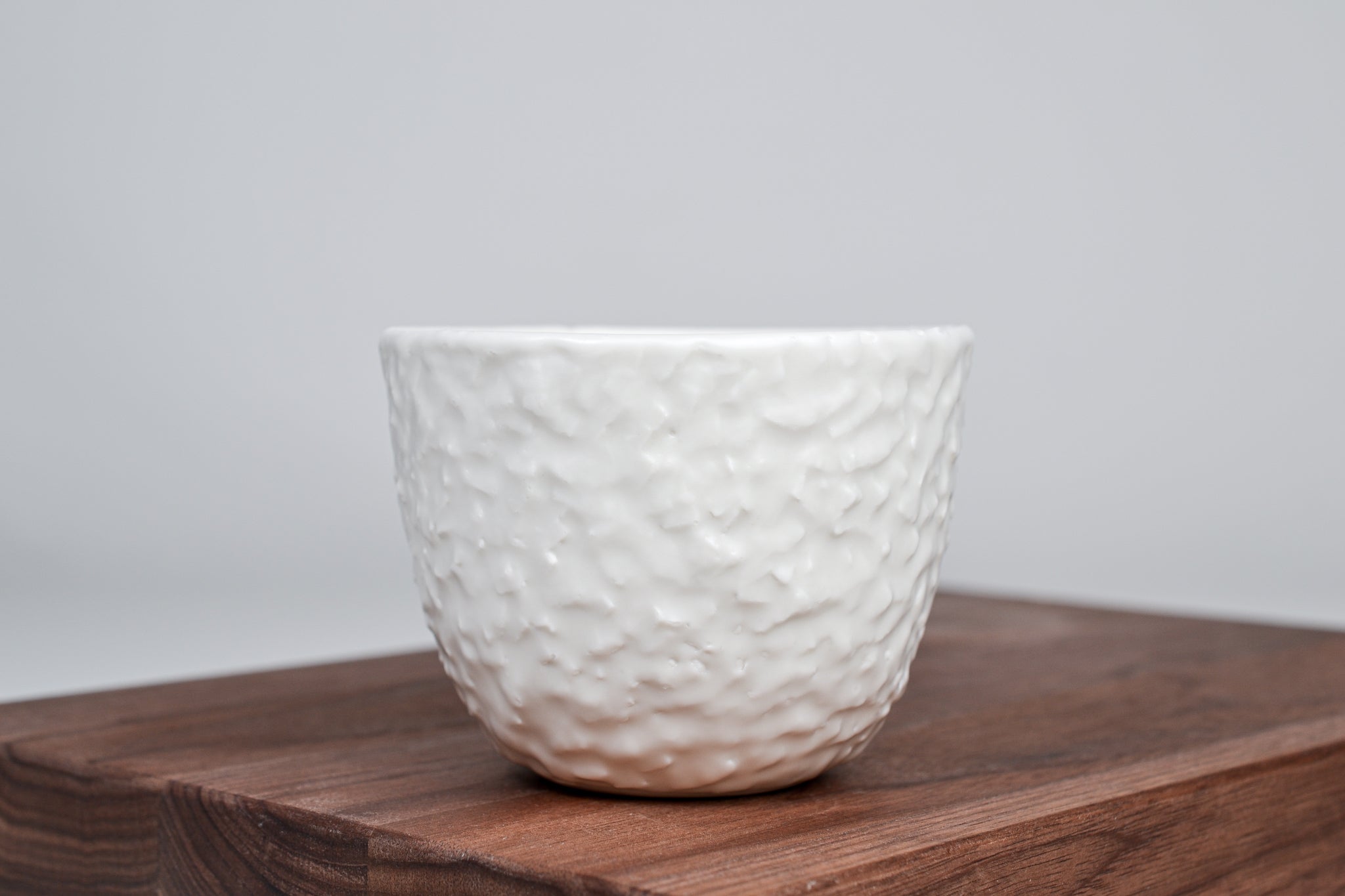 Strukturovaný kávový hrnek, krémově bílý