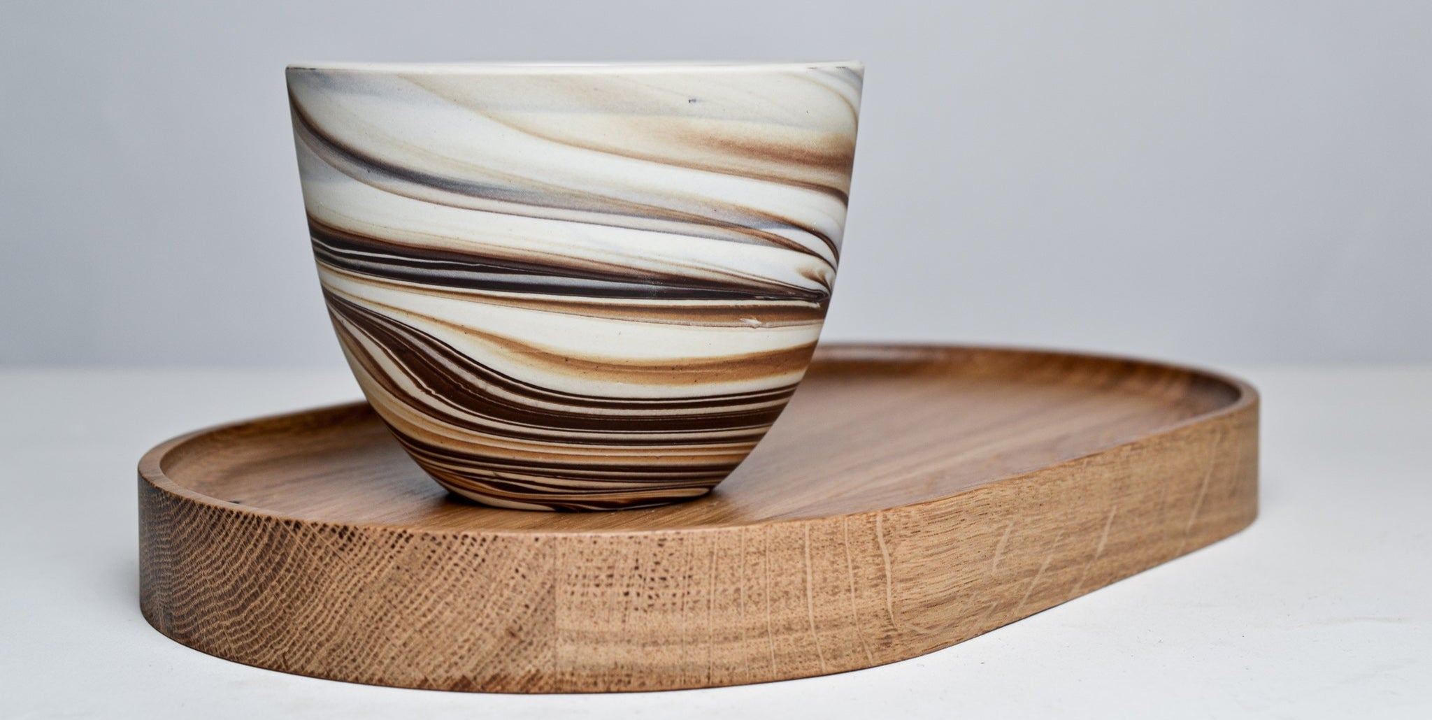 Dřevěný tácek pro cappuccino a latté šálky