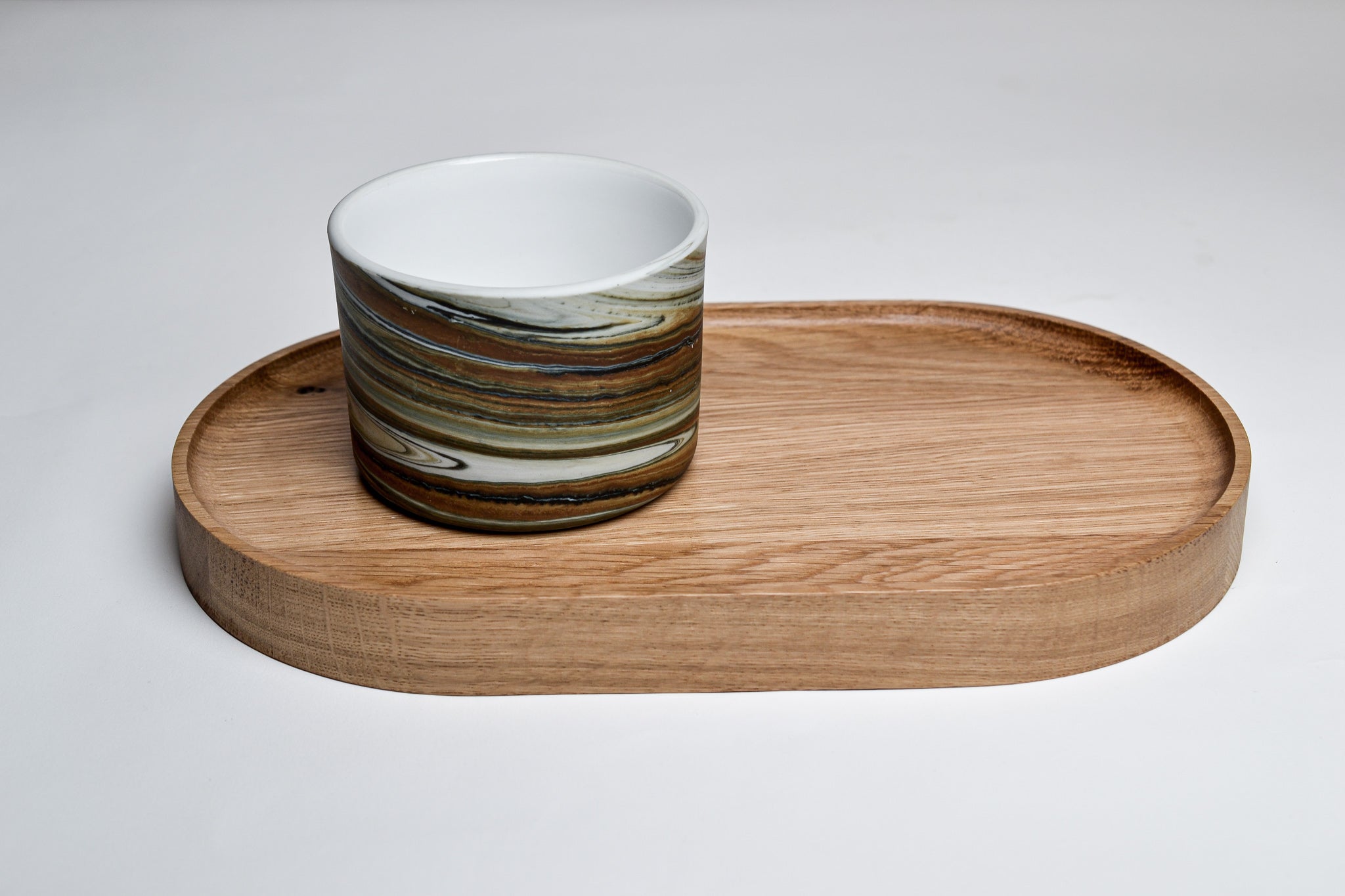 Dřevěný tácek pro cappuccino a latté šálky