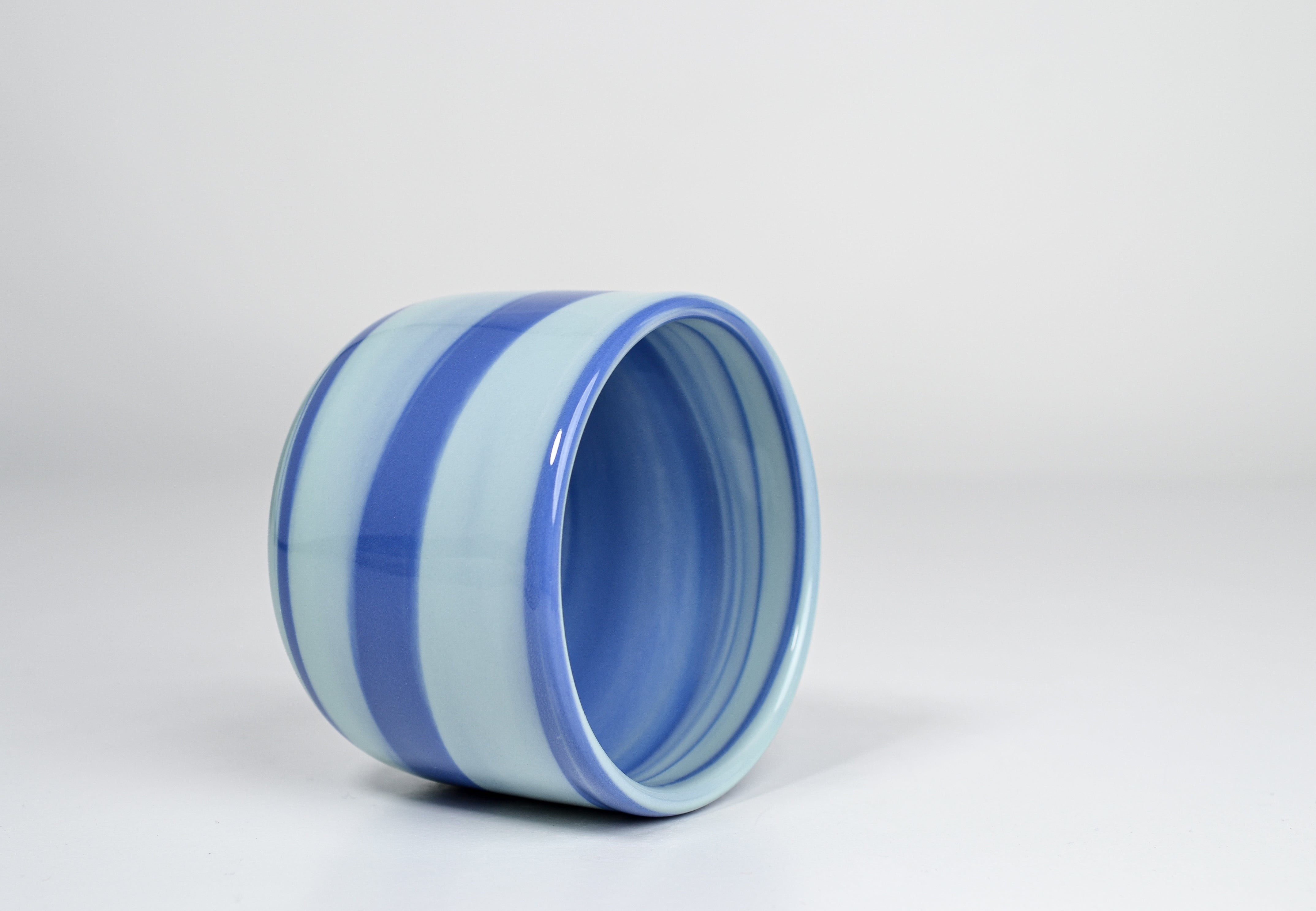 Let it flow. Porcelain cup. 180ml glossy version