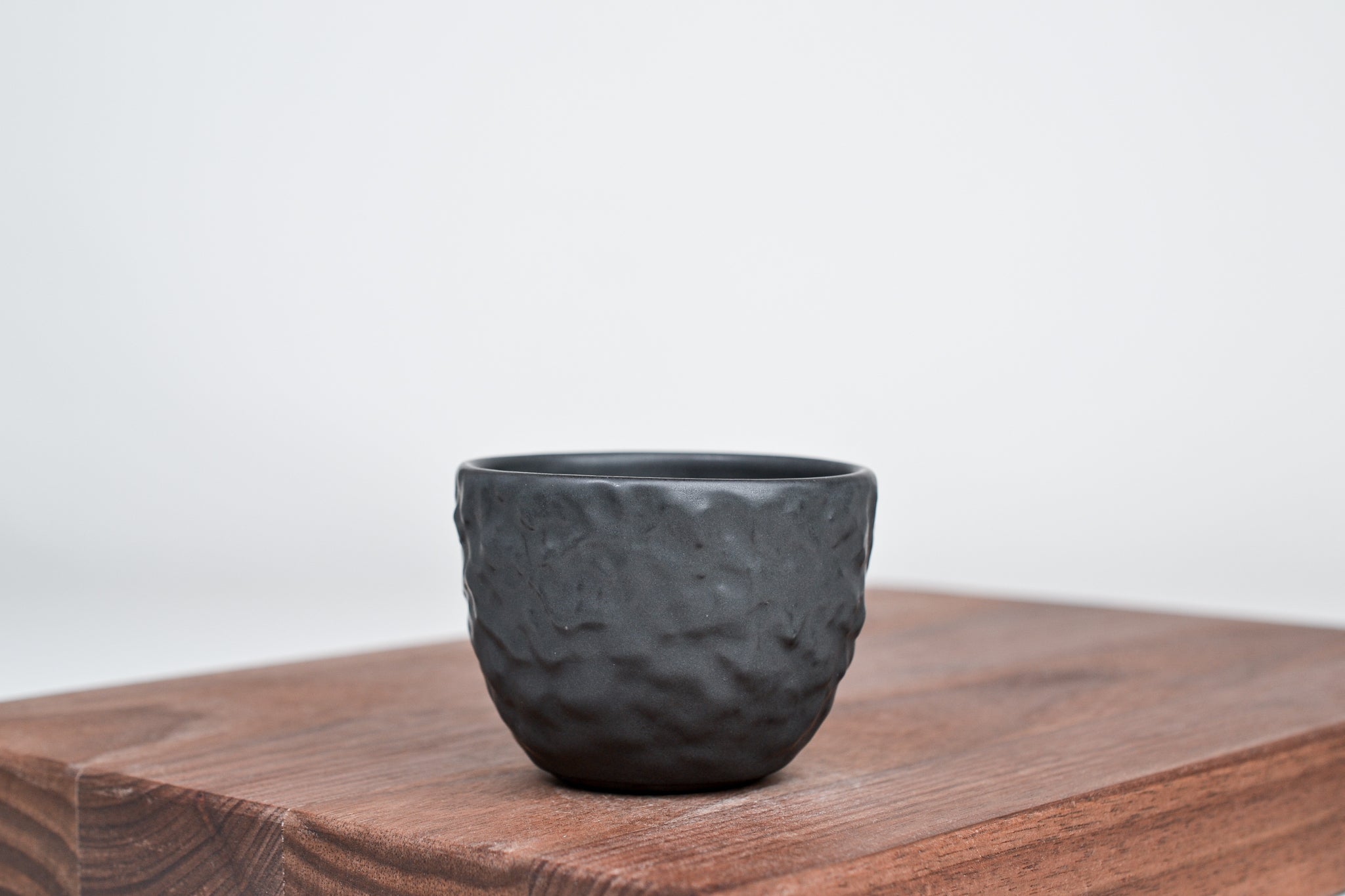 Strukturovaný kávový hrnek, matná černá