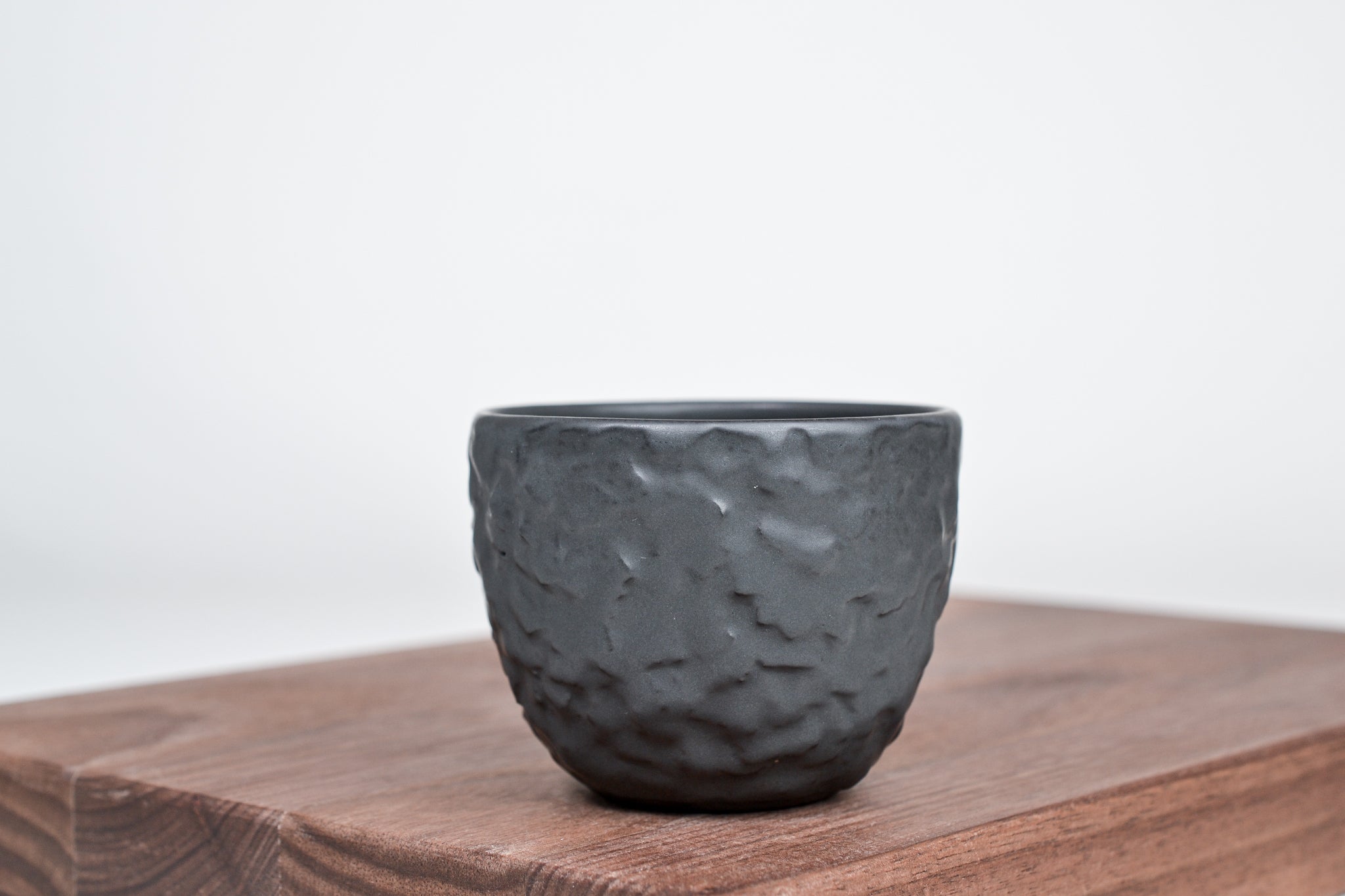 Strukturovaný kávový hrnek, matná černá