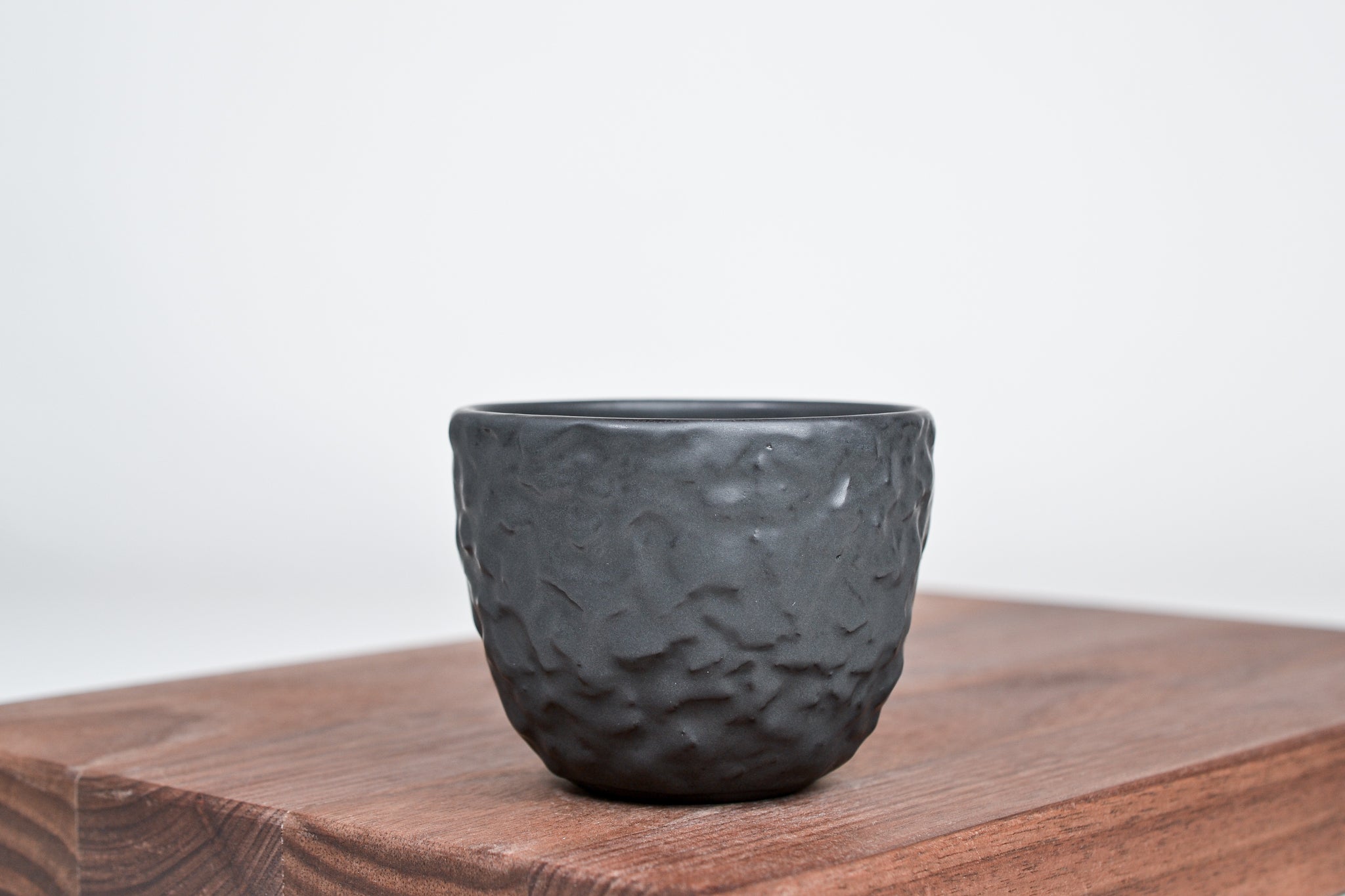 Strukturovaný kávový hrnek, matná černá